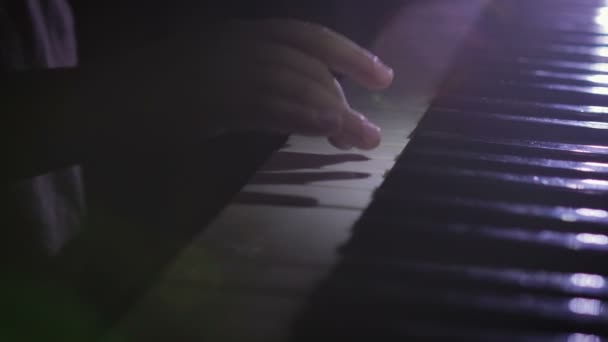 Uma criança toca piano — Vídeo de Stock