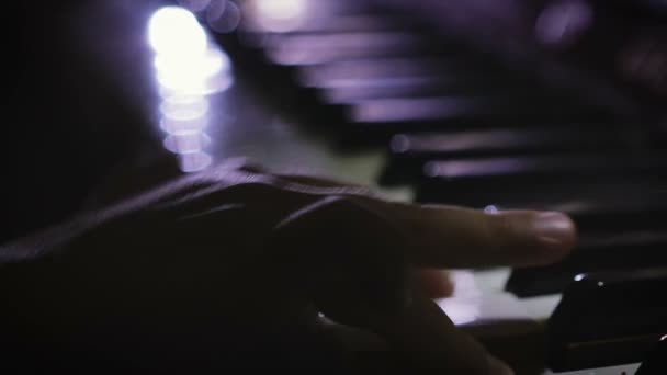 Dziecko gra na pianinie — Wideo stockowe