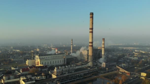Курение труб завода против голубого неба, загрязнение. Выбросы в воздух — стоковое видео