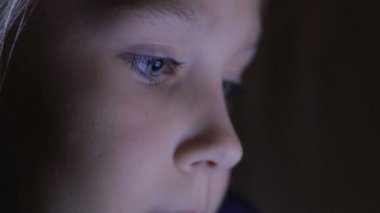 Küçük kız tablet, telefonu gece, oynamaya yakın çekim