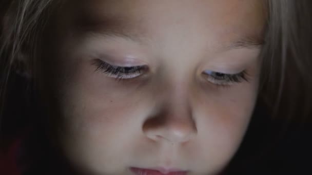 Kleines Mädchen spielt Tablet, telefoniert nachts, Nahaufnahme — Stockvideo