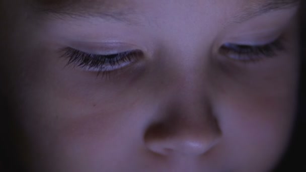 Kleines Mädchen spielt Tablet, telefoniert nachts, Nahaufnahme — Stockvideo