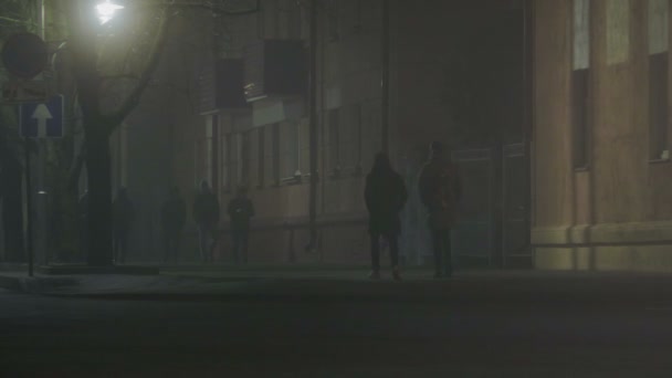 Cidade noturna em névoa espessa, condições climáticas adversas — Vídeo de Stock