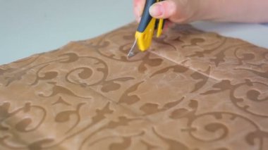 Deri ürünleri imalatı için atölye, asıl deri bir bıçak boşlukları ile keser.