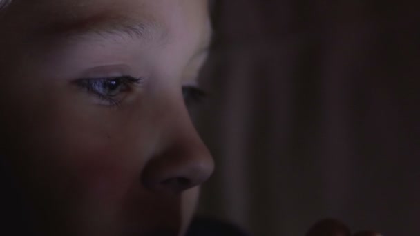 태블릿, 밤에 전화를 재생 하는 어린 소녀 클로즈업 — 비디오