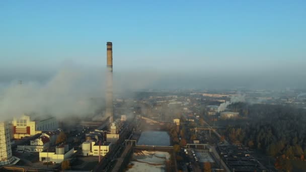 Kouř z komína v městě, znečištění životního prostředí — Stock video