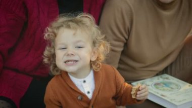 Aile piknik temiz havada bir çocuk portresi