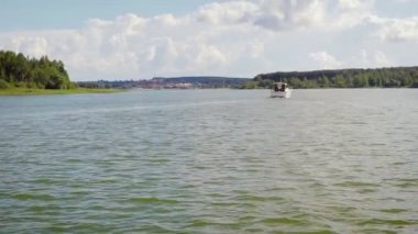 Koyda yelken insanlarla bir motorlu tekne