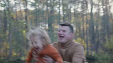 Mutlu aile sonbahar veya ilkbaharda iyi güneşli havalarda açık havada Park eğlenmek