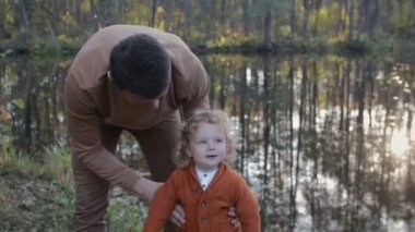 Mutlu aile sonbahar veya ilkbaharda iyi güneşli havalarda açık havada Park eğlenmek
