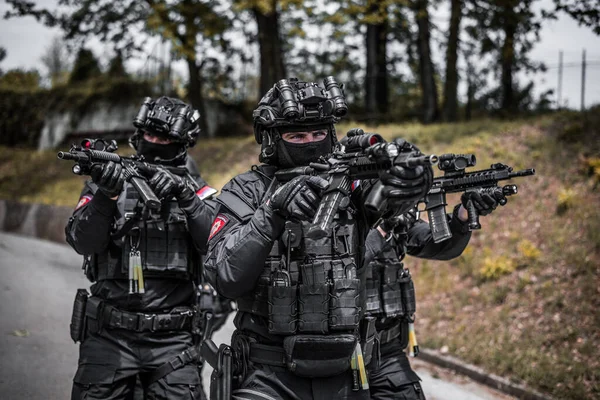 Lipovica, Sırbistan - 1 Haziran 2023 - Sırp Jandarma Belgrad Müfreze Uzman Birimi uzmanları tam donanımlı bir tanıtım fotoğrafı için poz verdiler.