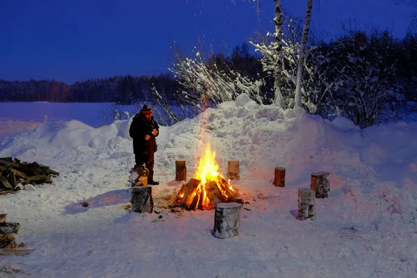 Člověk Zimě Noci Blízko Ohně — Stock fotografie