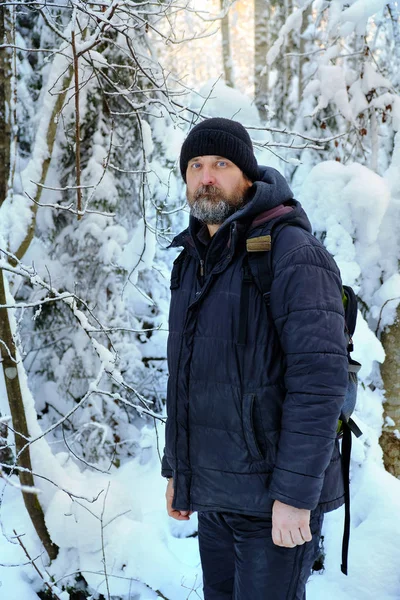 Man Met Rugzak Winter Bos — Stockfoto