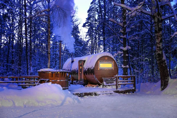 Épület Hordónkénti Formában Téli Erdőben — Stock Fotó