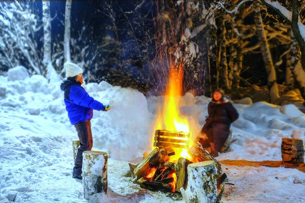 Donne Vicino Falò Nella Foresta Invernale — Foto Stock