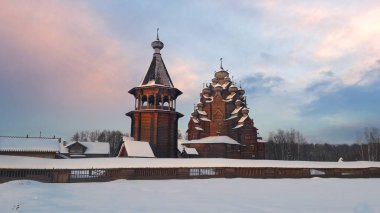 Kış mevsiminde eski ahşap kilise manzarası 