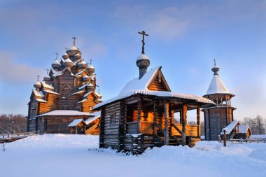 Kış mevsiminde eski ahşap kilise manzarası 