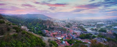 Gündüz şehir manzarasının hava görüntüsü 