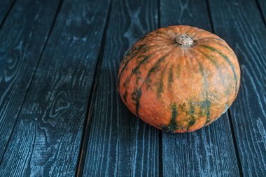 Kabak ahşap masa üzerinde kapat