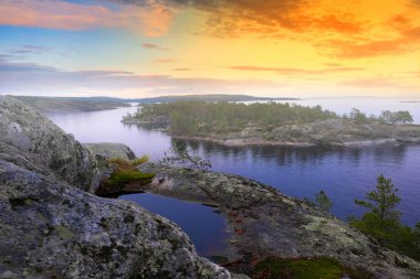 Gün batımında nehir ve adanın olduğu doğal manzara  