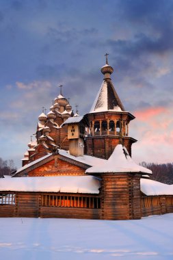 Kış mevsiminde eski ahşap kilise manzarası 