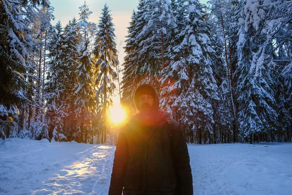Man Staand Winter Bos Achtergrond Tijdens Zonsondergang — Stockfoto
