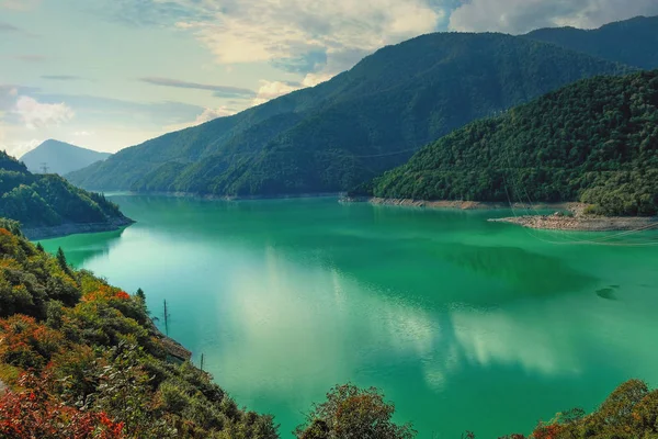 Paesaggio Naturale Con Acqua Blu Chiaro Sfondo Montagne — Foto Stock