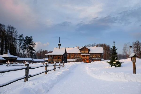 Pohled Dřevěný Starobylý Kostel Zimní Sezóně — Stock fotografie