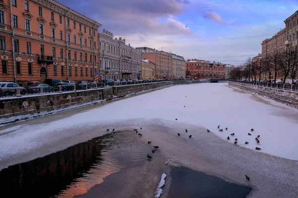 Sint Petersburg Stadsgebouwen Boven Bevroren Rivier — Stockfoto