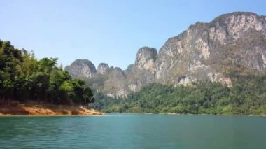 Gündüz tekneden manzaralı dağ manzarası 