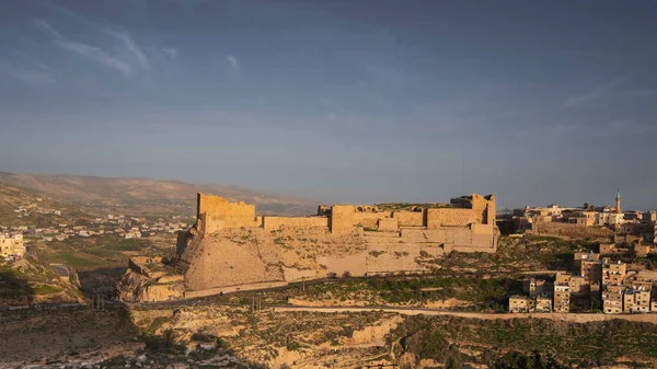 Ürdün 'deki Karak şehrinde Haçlılardan oluşan antik bir taş şatonun panoraması