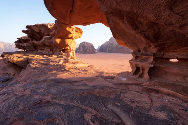 Naturalny Kamienny Most Suchej Gorącej Pustyni Wadi Rum Jordan Podobny — Zdjęcie stockowe