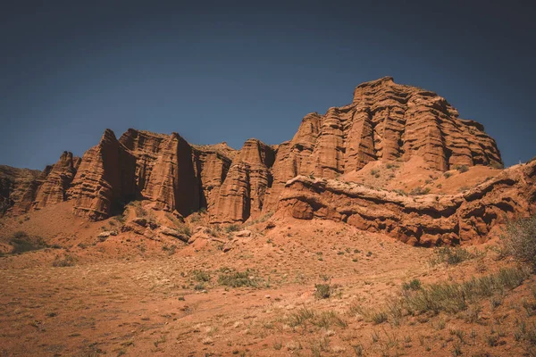 Kırgızistan 'daki kırmızı kanyon Konorchek' in kumlu çölünde güzel kilden kaleler.