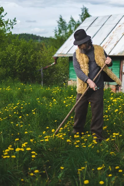 Volwassen Man Met Baard Met Een Zeis Maait Gras Zijn — Stockfoto