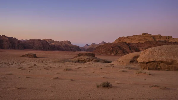 Prachtige Zonsondergang Met Uitzicht Bergen Wadi Rum Woestijn Jordanië — Stockfoto