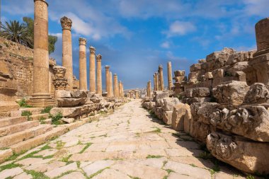 İlkbaharda Ürdün 'deki Jerash şehrinin harabelerindeki sütunlar sokağı 