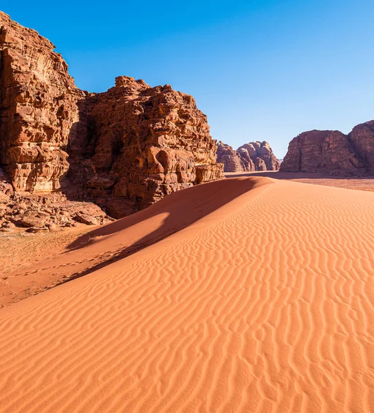 Wadi Rum Çölü Ndeki Kayalıkların Arka Planında Güzel Kum Tepecikleri — Stok fotoğraf