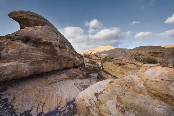 Paisagem Estranha Falésias Pedra Calcária Leve Nas Montanhas Deserto Perto — Fotografia de Stock