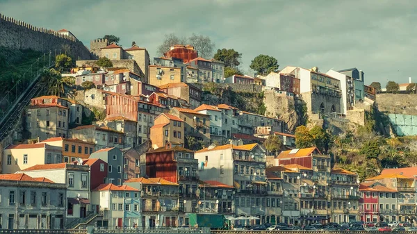 ポルトガルのポルト市内のドゥロ川のほとりにあるリベイラ地区のケーブルカーの隣の丘にある古い漁村 — ストック写真