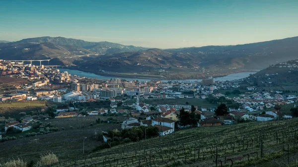 Večerní Panorama Města Regua Březích Řeky Douro Mezi Vinnými Kopci — Stock fotografie