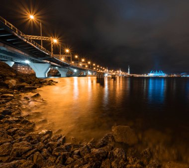 12.10.2019 St. Petersburg Rusya, Neva Nehri, Zenit-Arena Stadyumu ve Lakhta Merkez Kulesi üzerindeki kablolu köprü manzarası.
