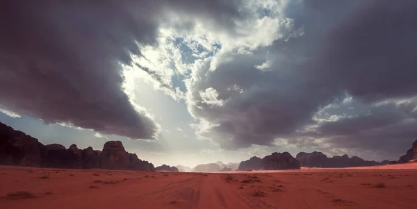 Пишна Дорога Пустеля Скелі Ваді Рам Під Бурхливим Небом Йорданії — стокове фото