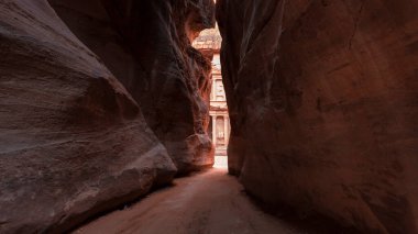 Ürdün 'deki antik Nabatean şehri Petra' nın ana girişi olan Dar Siq Gorge Al Khazneh 'ten görülen Hazine manzarası. 