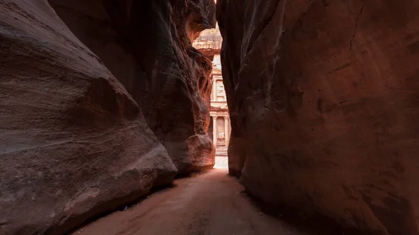 Utsikt Över Statskassan Sett Utifrån Narrow Siq Gorge Khazneh Huvudentrén — Stockfoto