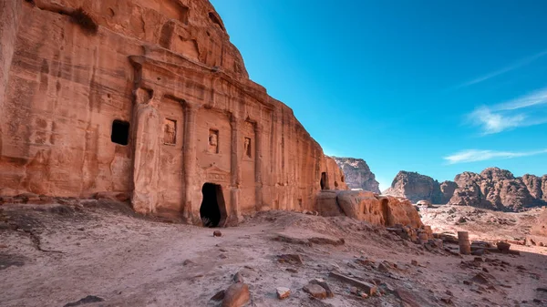 Túmulo Velho Com Colunas Cidade Antiga Petra Jordânia Nas Rochas — Fotografia de Stock