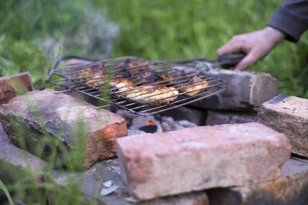 Человек Готовит Мясо Барбекю Курином Гриле Своем Саду Простых Кирпичах — стоковое фото