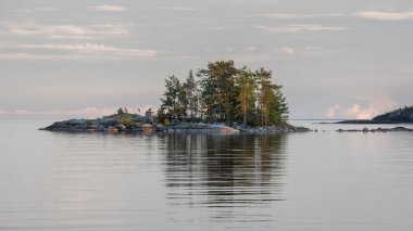 Rusya 'nın Karelia kentindeki Ladoga Gölü' nün kuzeyindeki taş ada.