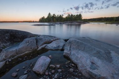 Rusya 'nın Karelia kentindeki Ladoga Gölü' nün kuzeyindeki taş adalar.