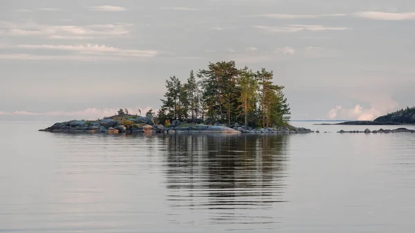 Rusya 'nın Karelia kentindeki Ladoga Gölü' nün kuzeyindeki taş ada.