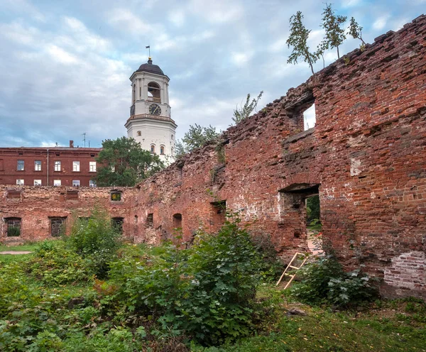 Oude Klokkentoren Stad Vyborg Rusland Door Ruïnes Van Een Tempel — Stockfoto
